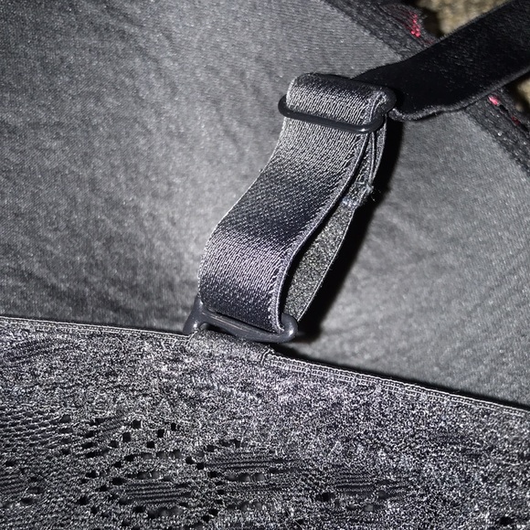 Black and Red Laced Bra - Picture 6 of 9